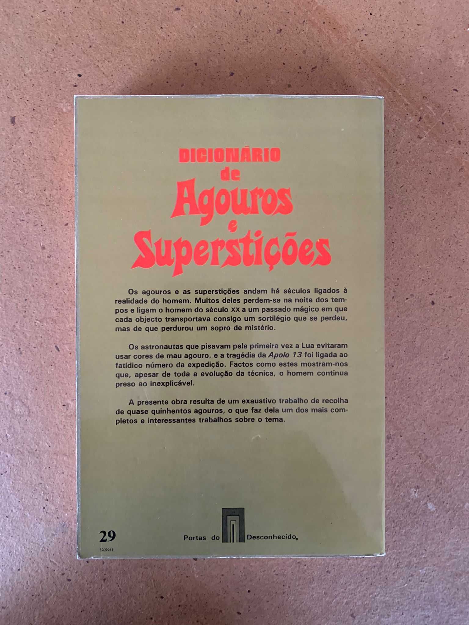 Dicionário de Agouros e Superstições - Philippa Waring