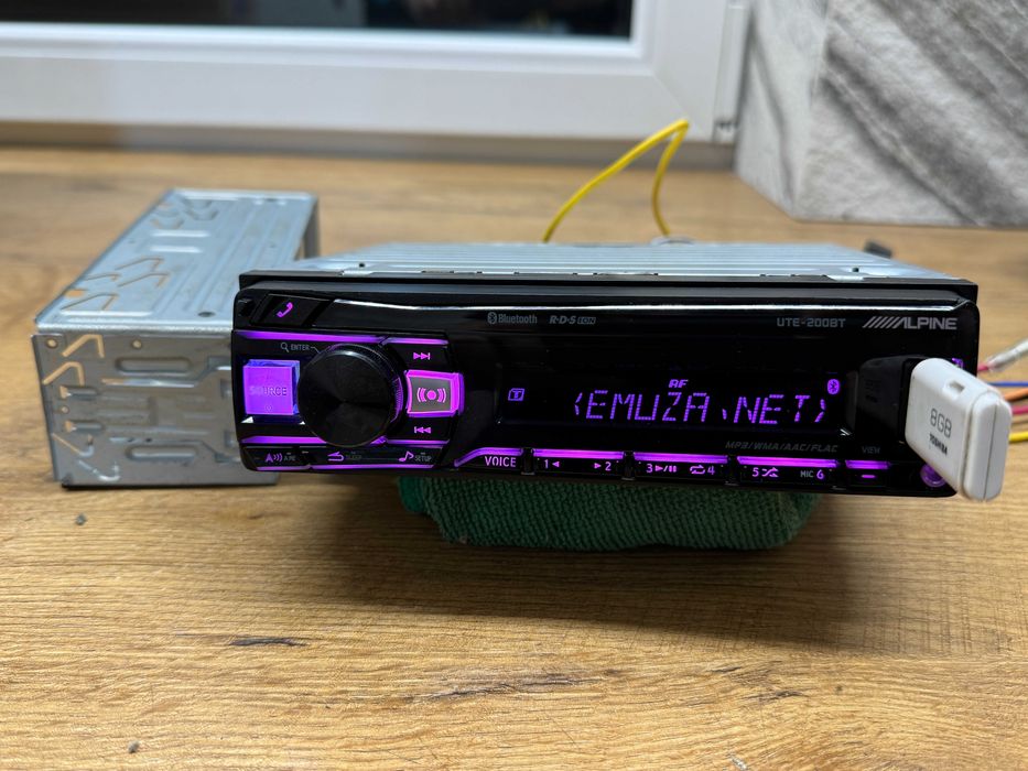 radioodtwarzacz alpine UTE-200BT