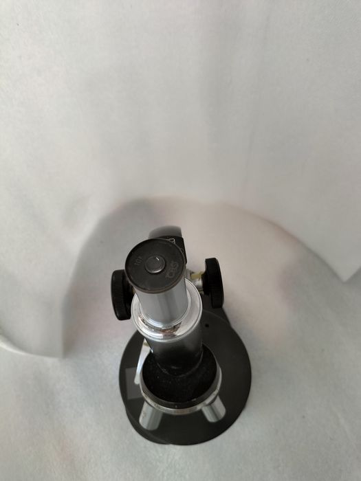 Microscópio Antigo de Laboratório Profissional