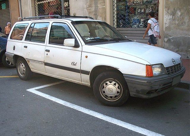 Дверь торпеда Opel Kadett 1,6 D суппорт цапфа бачок дворники щиток