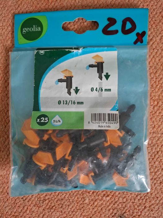 Gotejadores de rega e tesoura de poda