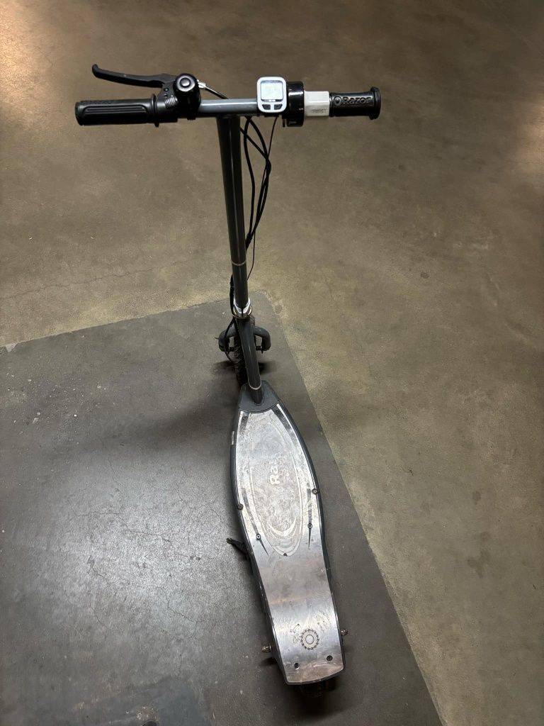 Hulajnogę elektryczną Razor E300s