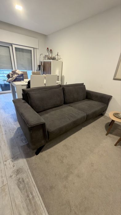 Sofa 3 lugares com pequeno estrago no braço direito