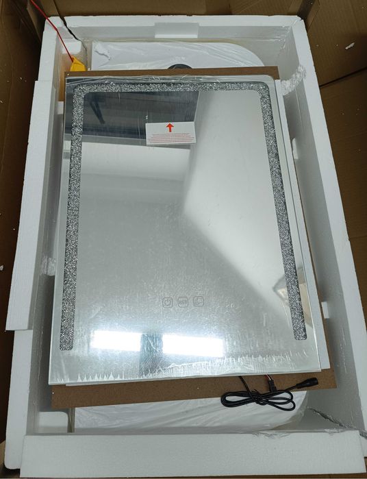 Toaletka kosmetyczna z lustrem szafką taboretem i oświetleniem RGB LED