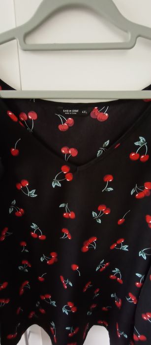 Czarna bluzka długi rękaw z motywem owocowym  4XL Shein