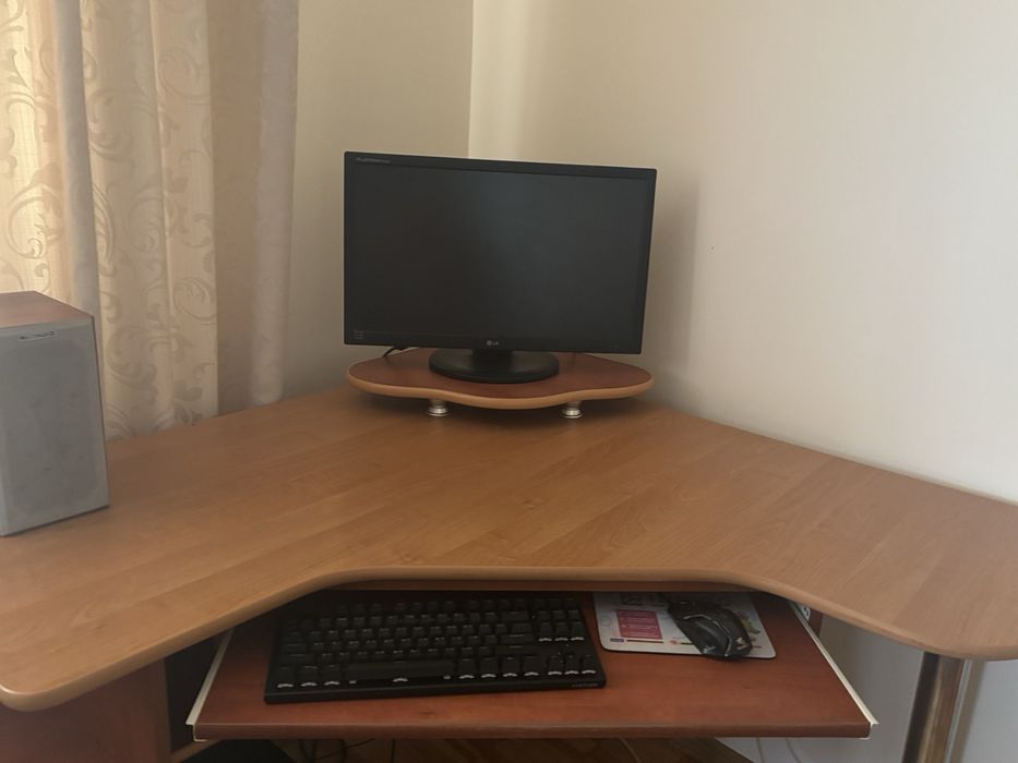Компʼютерний стіл