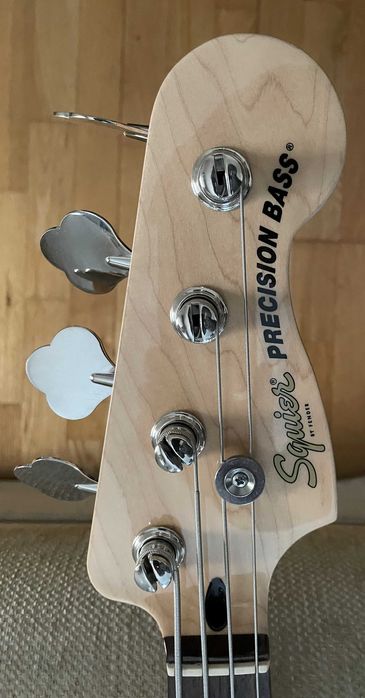 Baixo eléctrico Squier Affinity como novo cordas novas