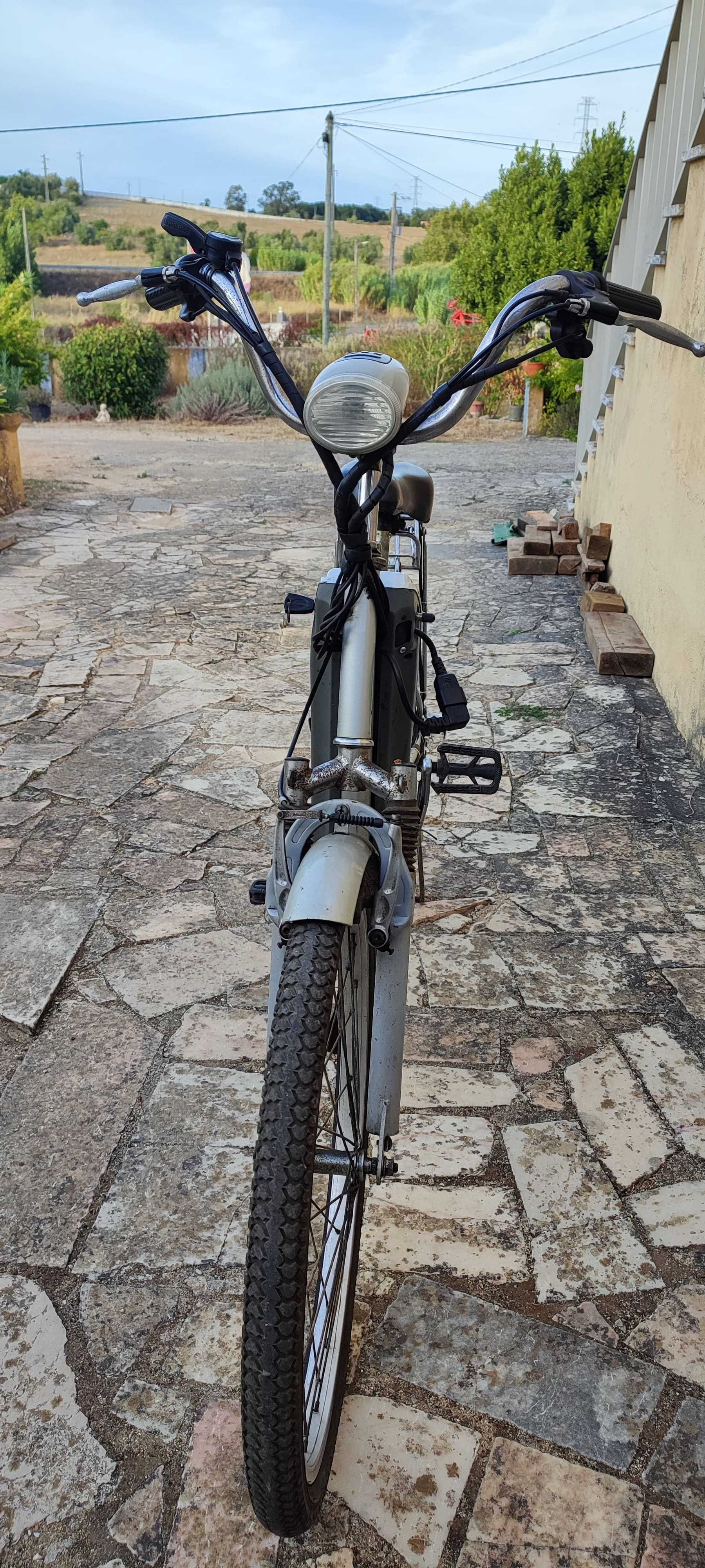 Bicicleta elétrica com 6 mudanças