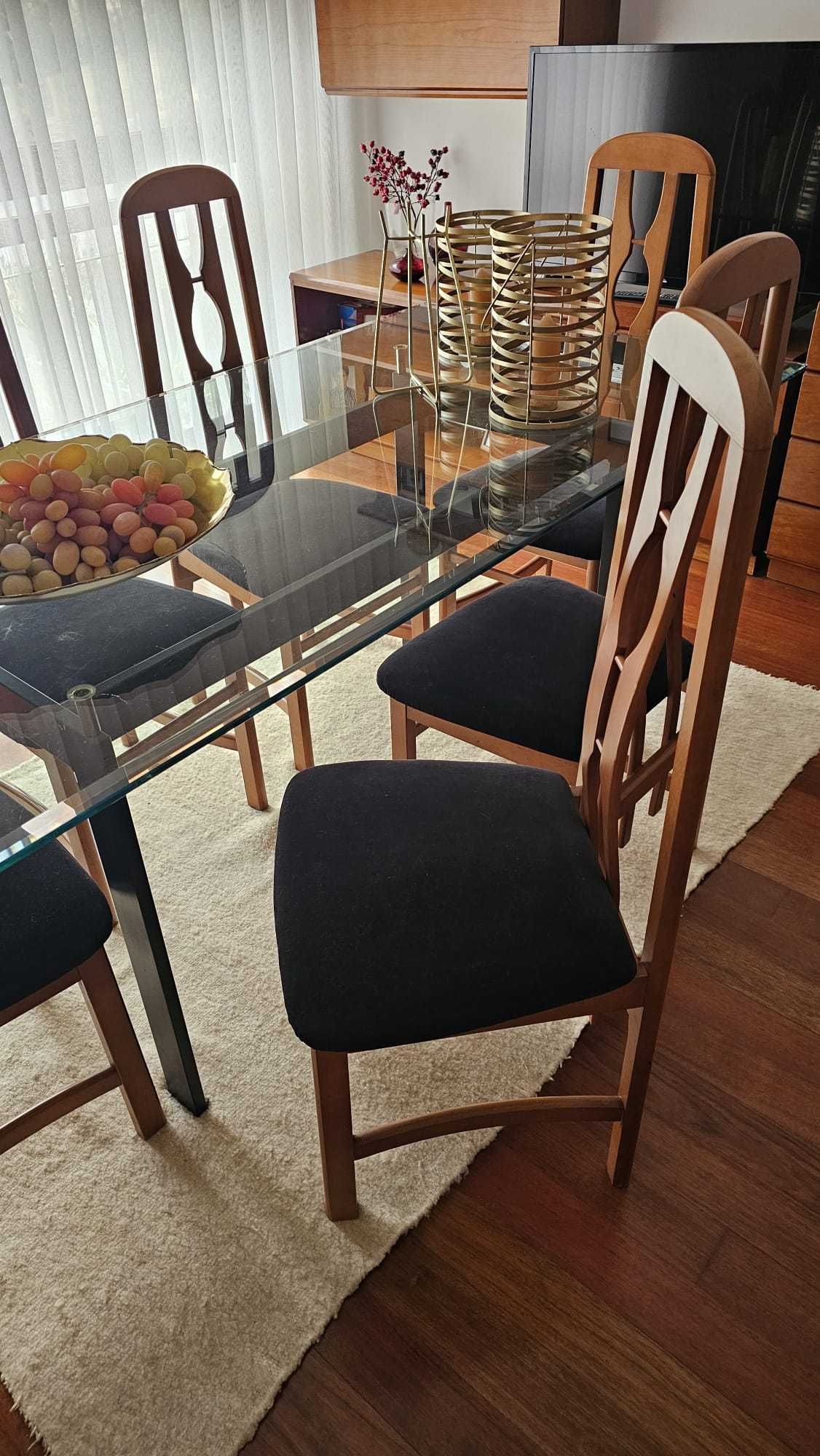 Mesa e cadeiras como nvas