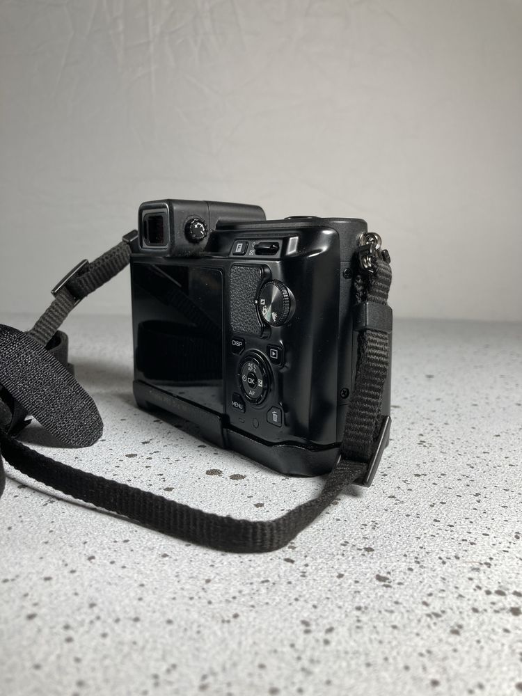 Nikon 1 v1 + Nikkor 10mm f/2.8 + FotodioX Pro Grip