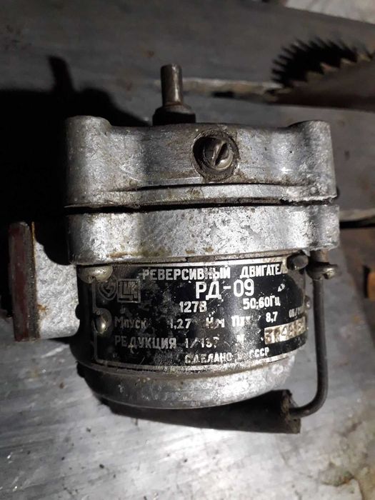 Електродвигун з редуктором реверсний.