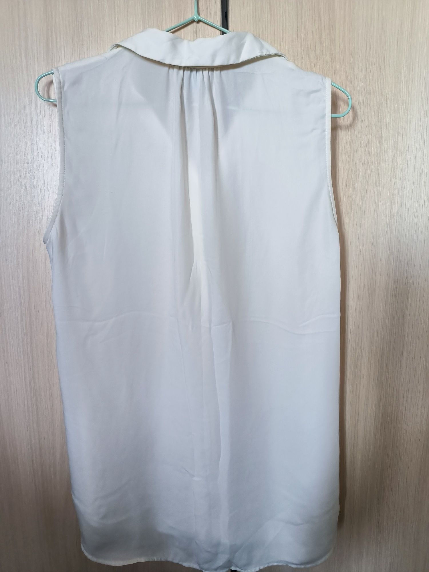 Блузи білі на L XL та спідниця