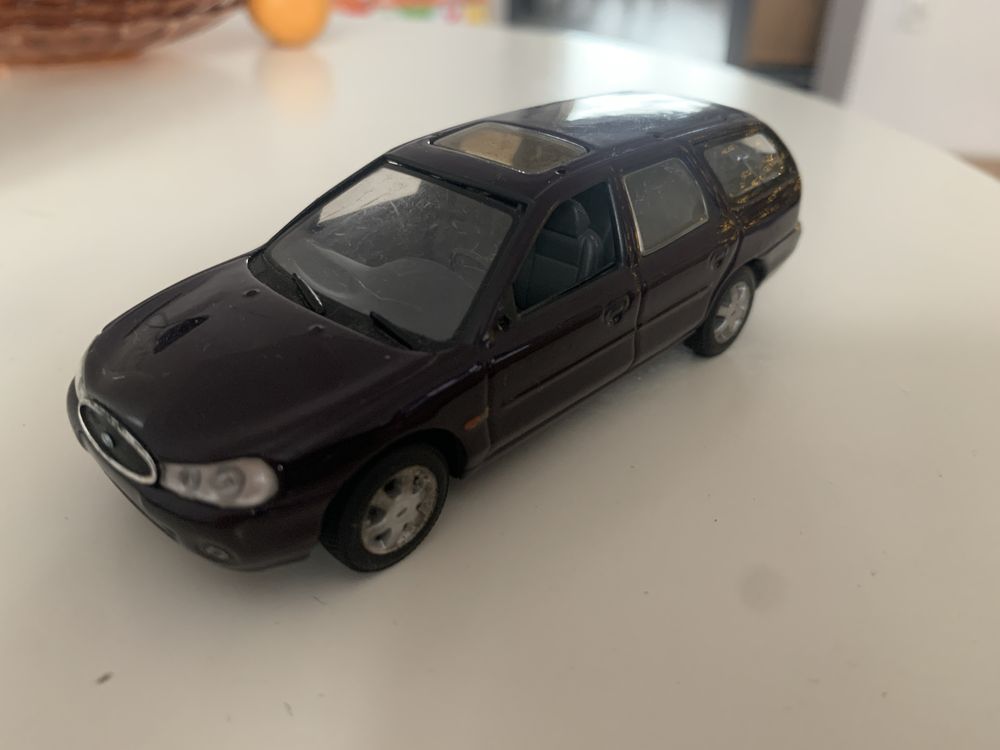 Ford mondeo model minichamps