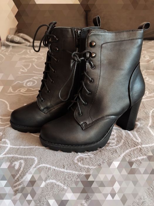 Sprzedam czarne botki