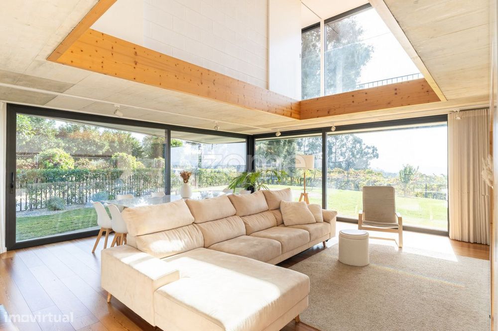 Moradia Contemporânea com Piscina e Vista Panorâmica em Amarante