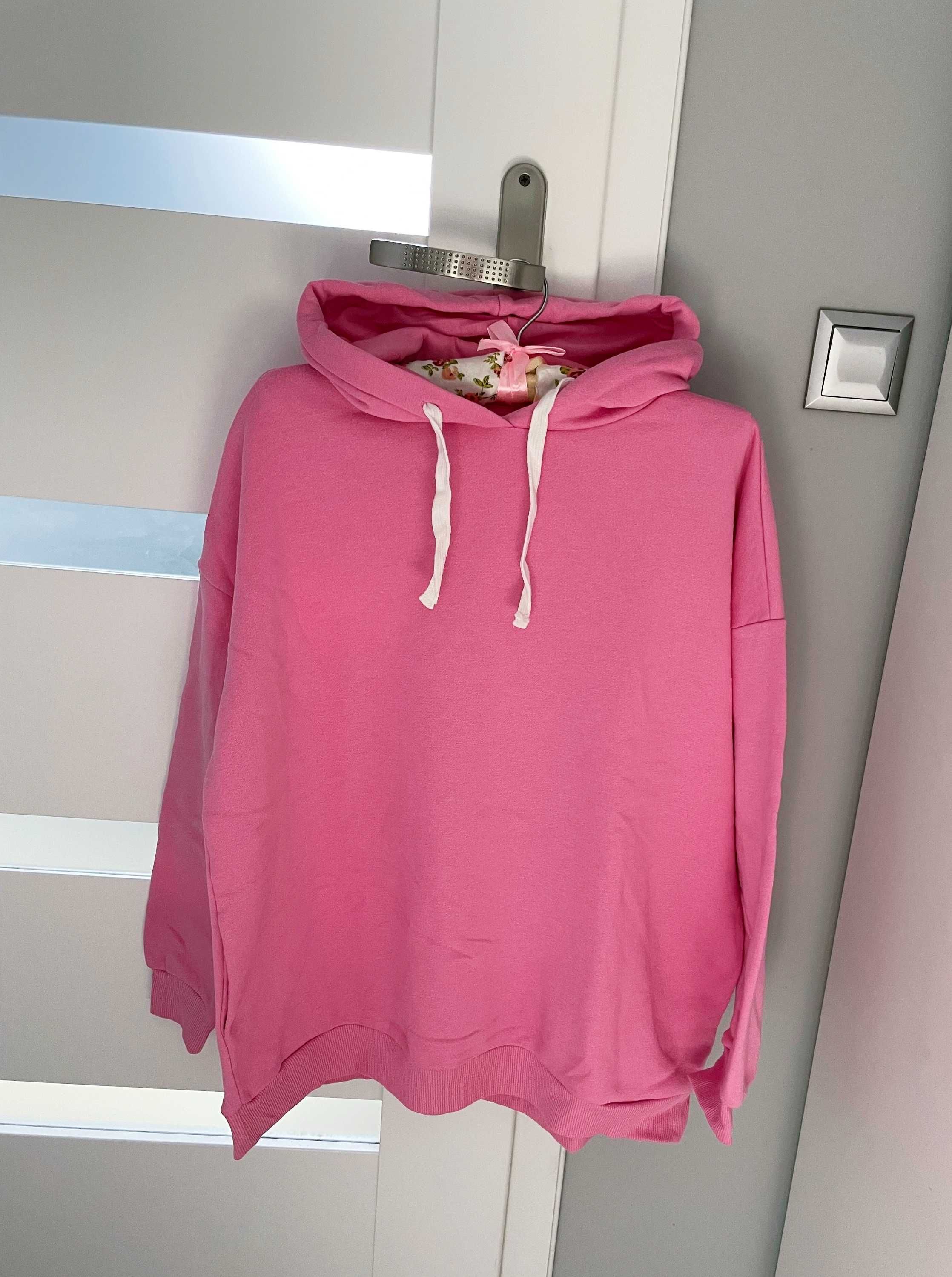 Różowa bluza oversize z kapturem nadruk z tyłu Sinsay