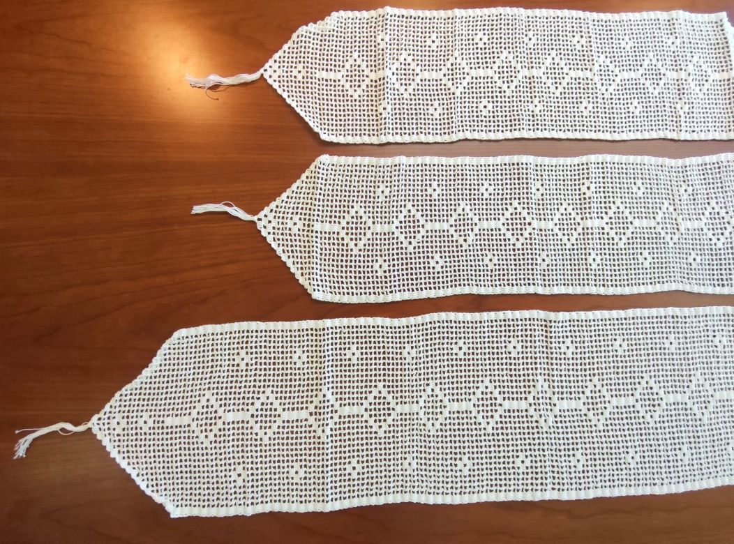 Conjunto de 3 naprons em renda feitos à mão.