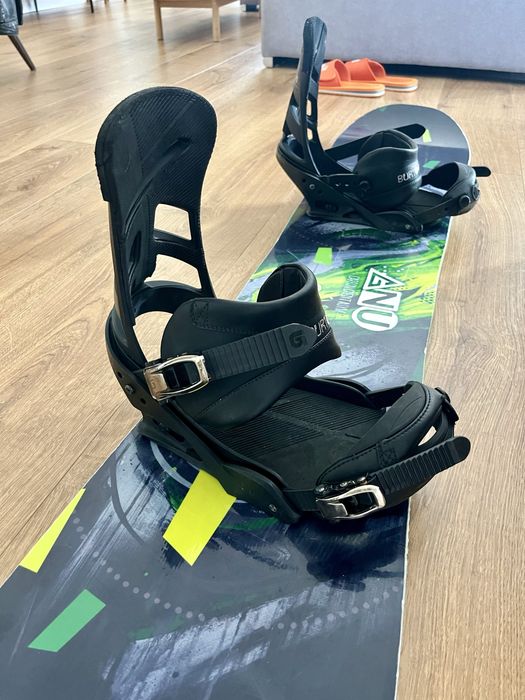 Deska snowboardowa GNU Carbon Credit Asym 153 cm, wiązania Burton