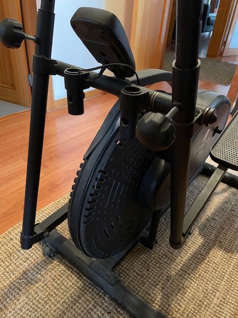 Biciclete eliptica preta musculação ginásio fitness