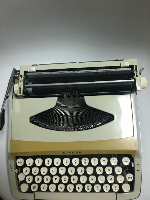 Vende-se máquina de escrever antiga