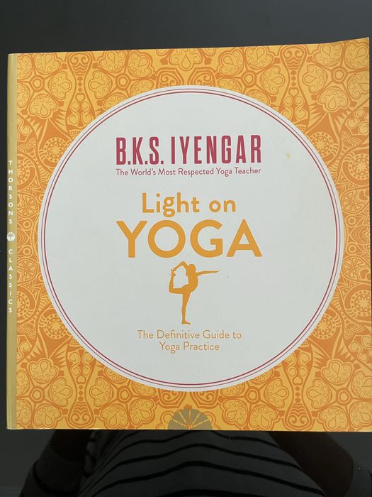 Livro “Light on Yoga”