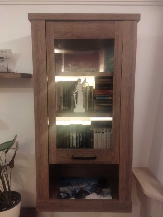 Móveis de sala com acabamento em carvalho e luzes LED's