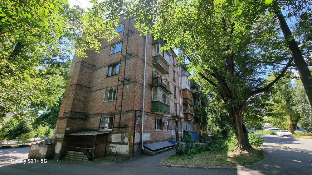 Продам 3 комн. квартиру 55 кв.м. на ул.Автозаводская 21 А,Куреневка