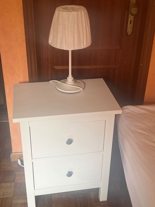 Mesinha madeira IKEA com abajur