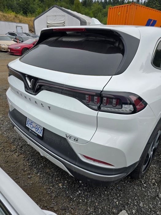 Vinfast VF8 електричний кросовер повний привід 90kw батарея терміново