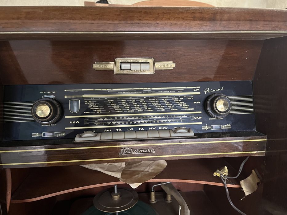 Antyczne radio z adapterem w zabudowie meblowej