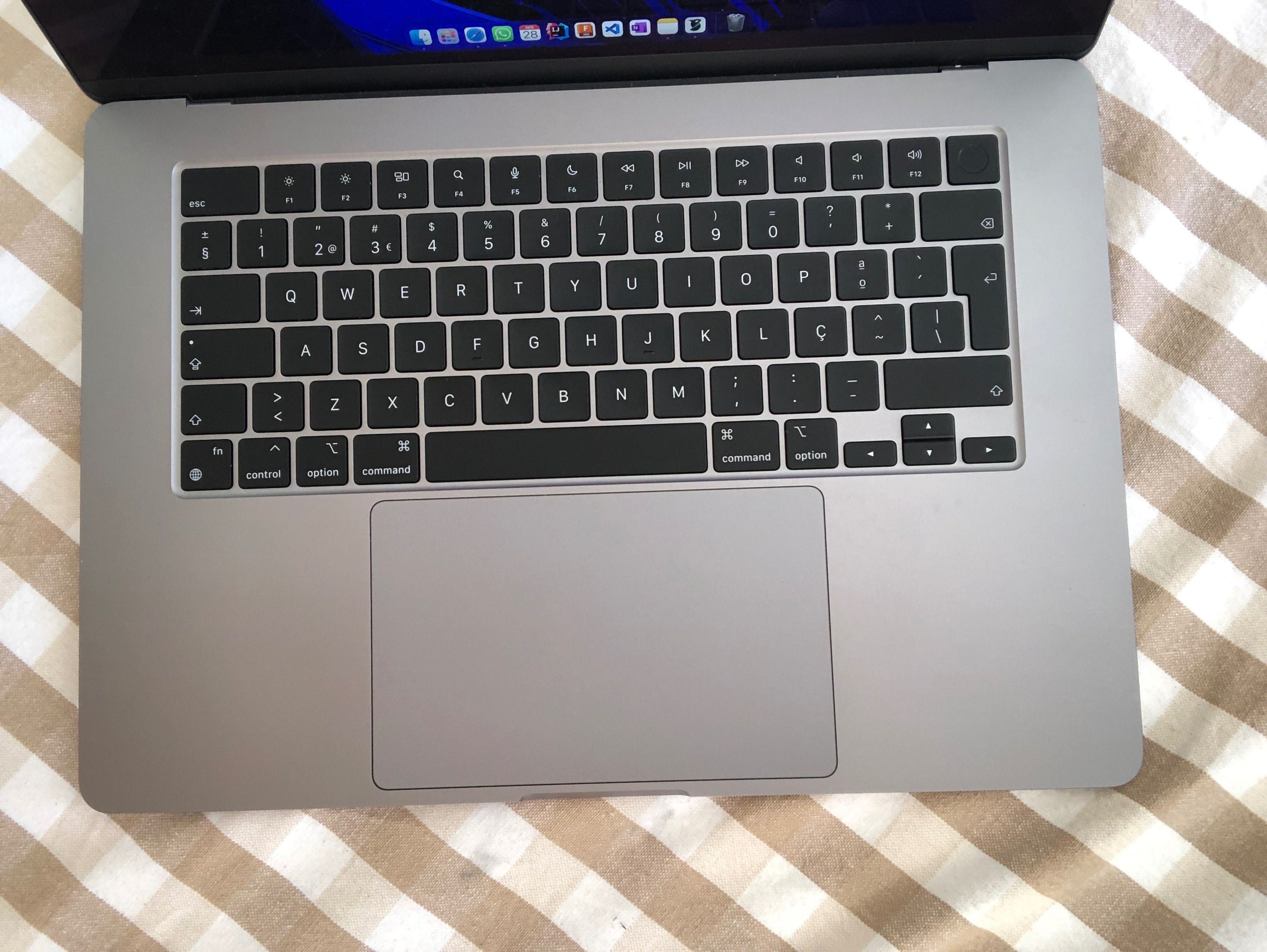 MacBook Air M2 16GB