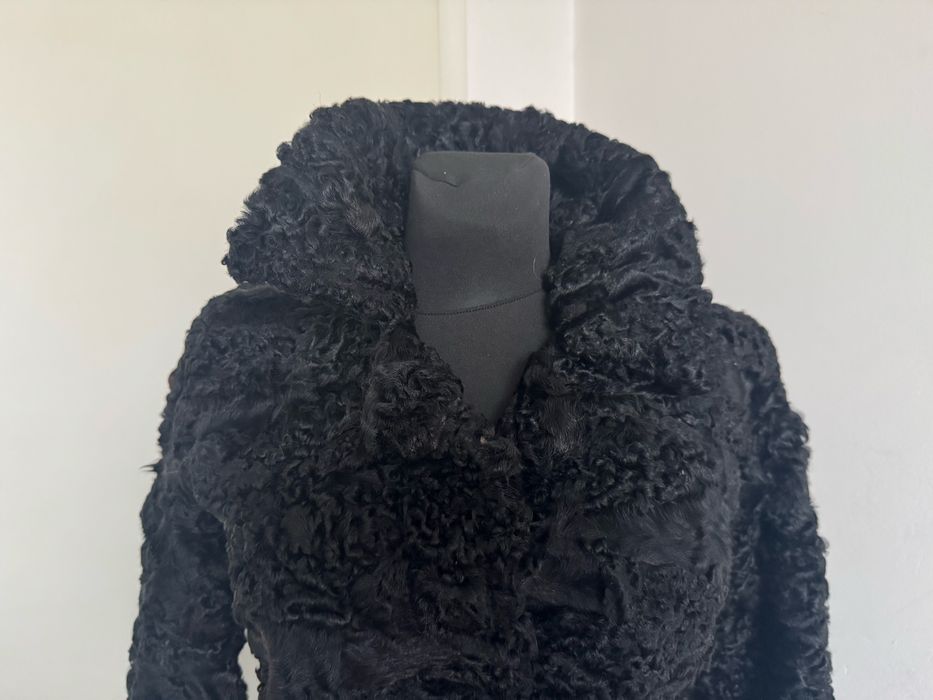 czarne futerko z karakull