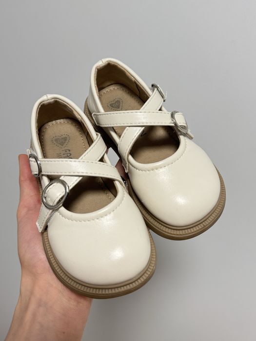 Туфельки для дівчинки, молочні. Мінімалістичні