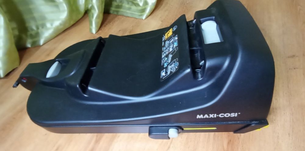 Детское автокресло с базой  Maxi-Cos CabrioFix i-Sizei