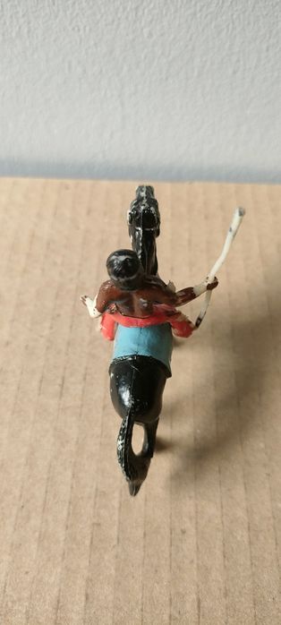 Żołnierzyki PRL - Indianin na koniu z oszczepem