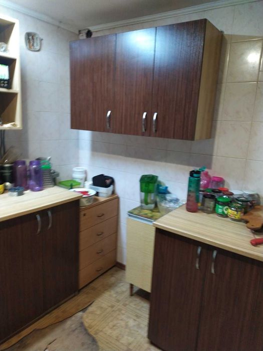 Частина цегляного будинку в затишному районі міста