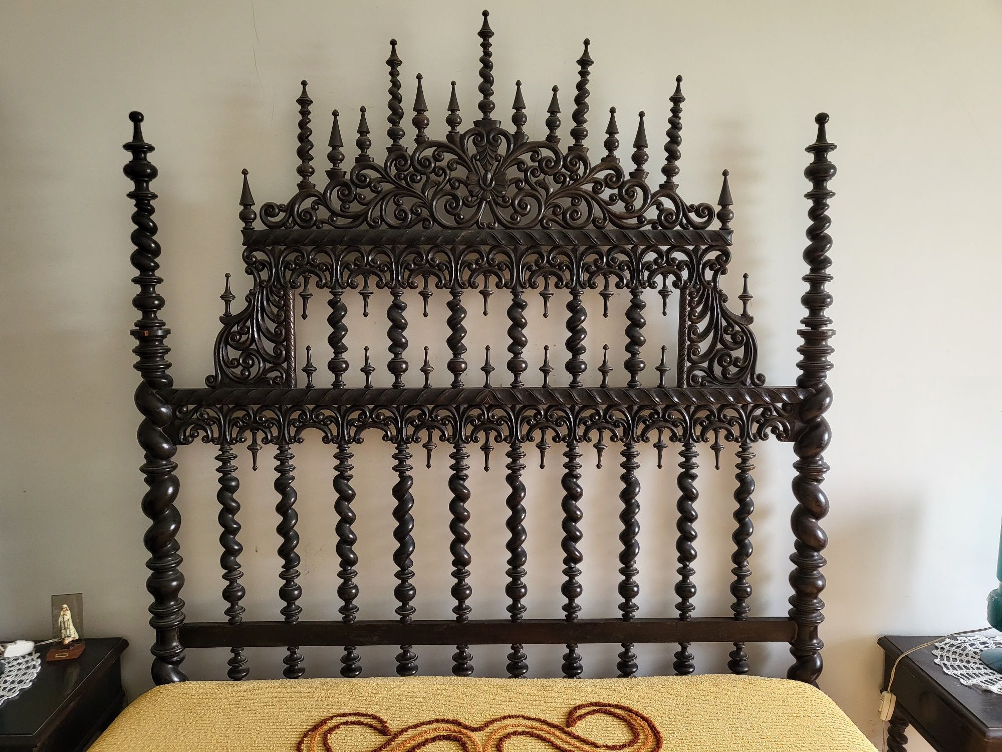 Conjunto quarto, cama, cómoda, mesas de cabeceira