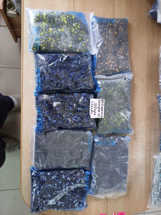 Клеевые камни 800 грамм в пачке 100 грос