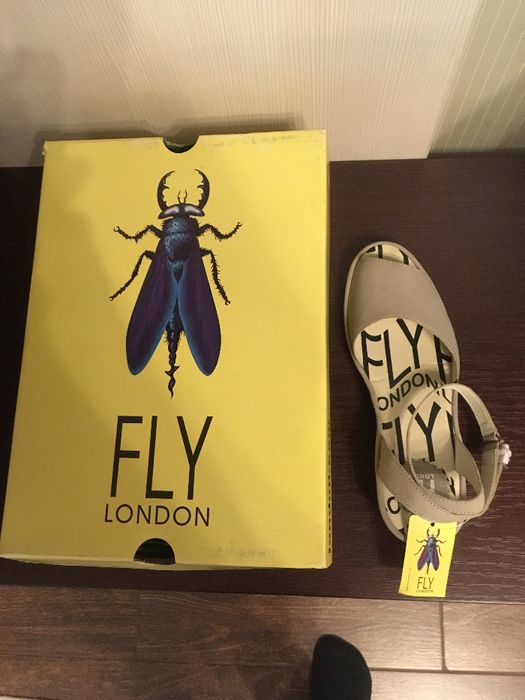 Кожаные босоножки FLY LONDON 37 размер
