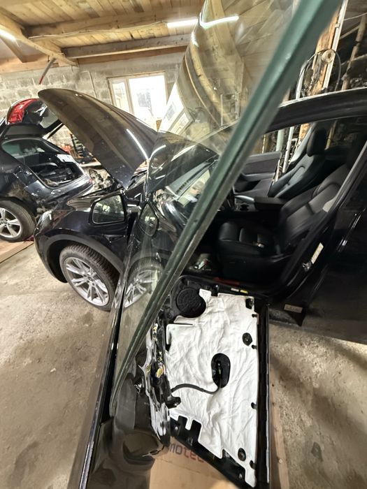 Tesla model Y скло стікло дверки ліве перед в наявності