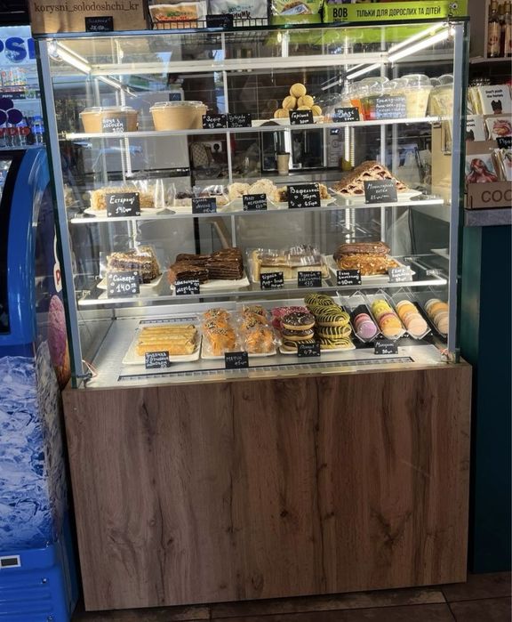 Кондитерська вітрина