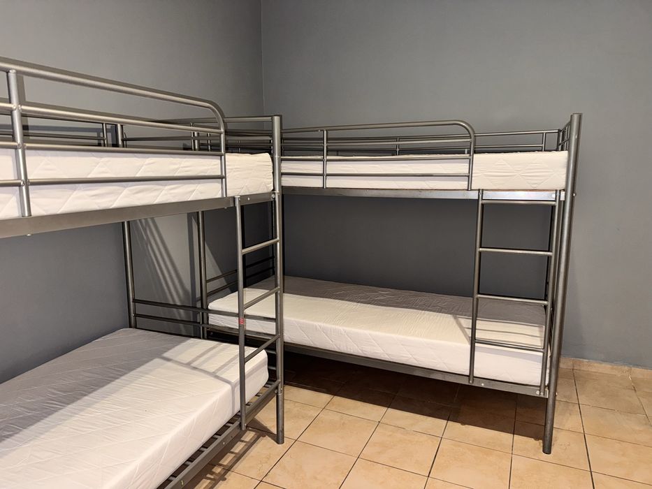 Łóżka piętrowe z materacami – 3 sztuki dostępne!