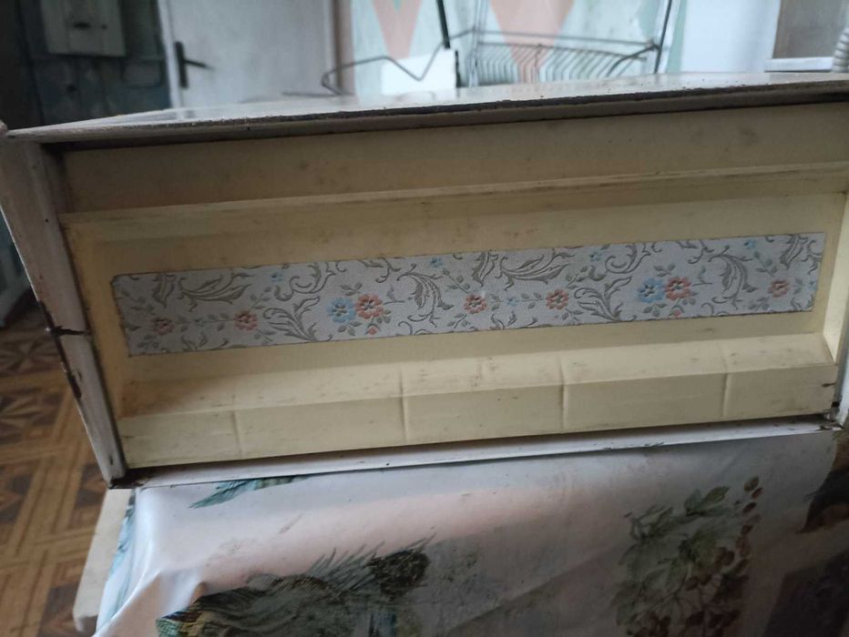 Підвісний сервант із дзеркальцем