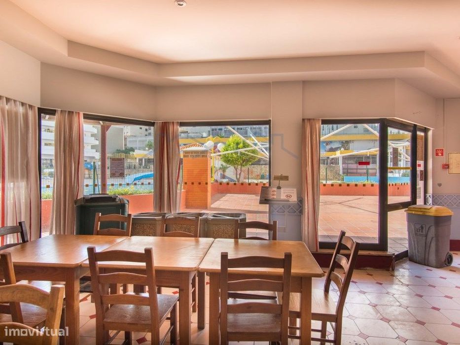 Restaurante na Praia da Rocha com esplanada