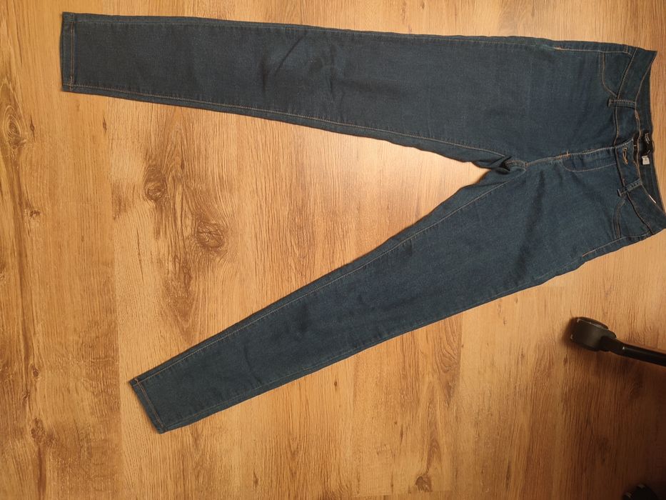 granatowe spodnie z sinsay