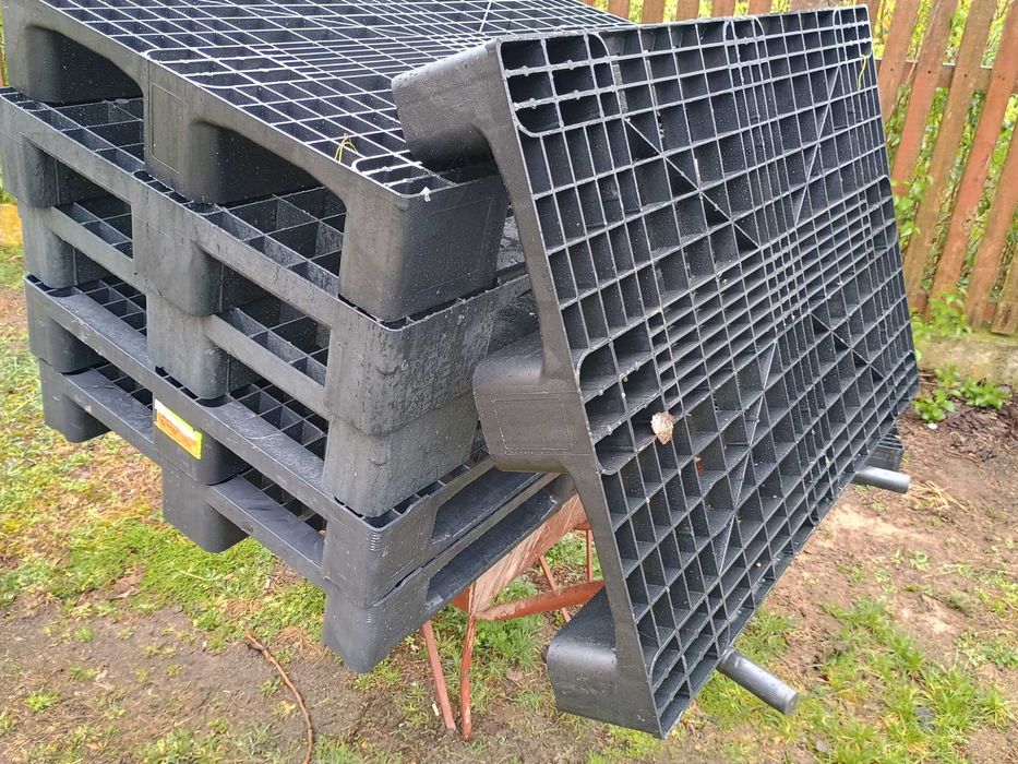Palety plastikowe 120 na 80 cm.