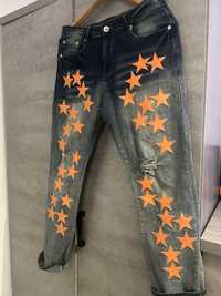 Slimfit jeans z pomarańczowymi gwiazdkami