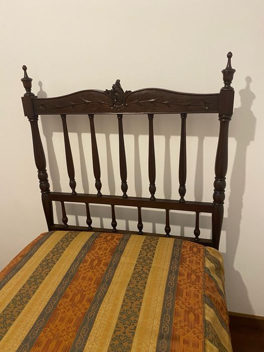 Cama de solteiro antiga sem colchão