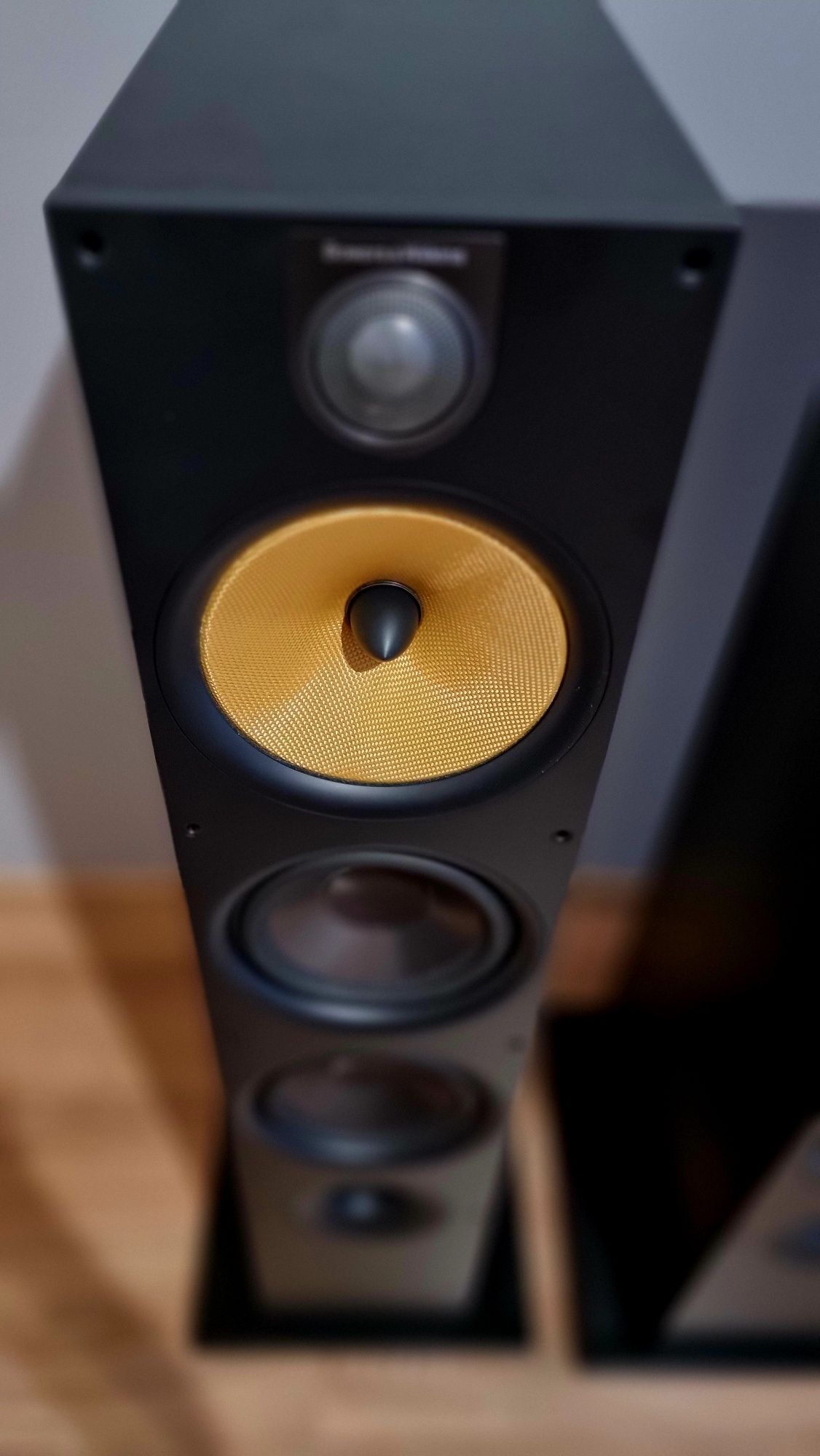 Kolumny Bowers & Wilkins 683 S2