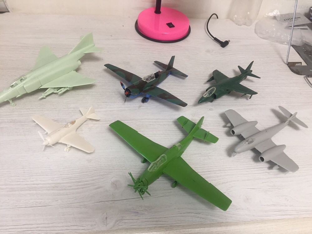 Моделі літачків (забрані) + флакон імпортного клею в подарунок